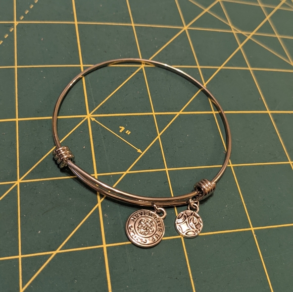 Bangle charm bracelet "Never Give Up" - adjustable silver tone - Picture 4 of 11